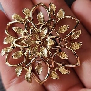 VTG Sarah Coventry Gold Floral Filigree Brooch - Elegant Women Jewelry